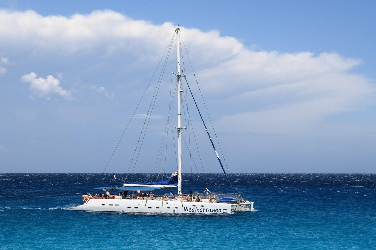 profitez d'une croisière bien-être en catamaran autour de la crète, alliant détente, paysages magnifiques et activités revitalisantes pour un voyage inoubliable.