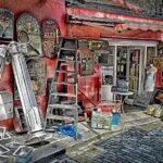 Boutique avec panneaux, colonnes, échelle, trottoir, rue, objets