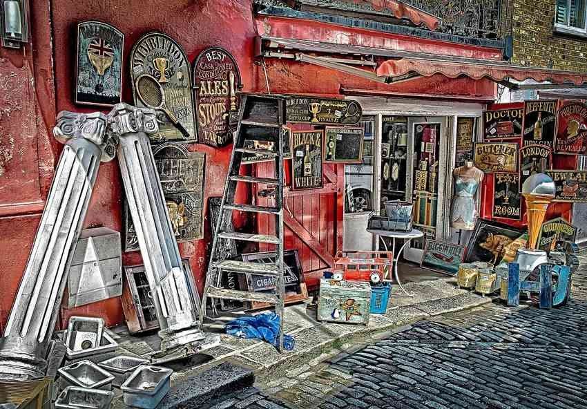 Boutique avec panneaux, colonnes, échelle, trottoir, rue, objets