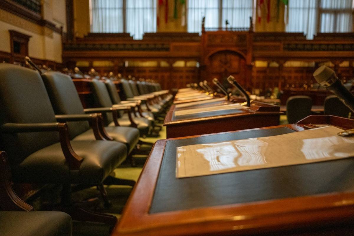 Salle de réunion avec des bureaux en bois, des chaises en cuir et des microphones Salle de réunion avec des bureaux en bois, des chaises en cuir et des microphones