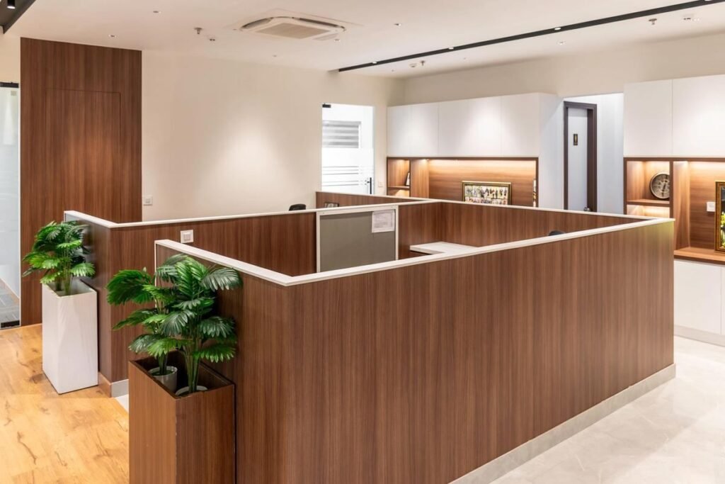 Intérieur d'un bureau avec des cloisons en bois et des plantes décoratives