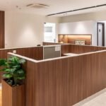 Intérieur d'un bureau avec des cloisons en bois et des plantes décoratives