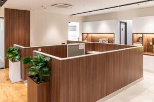 Intérieur d'un bureau avec des cloisons en bois et des plantes décoratives