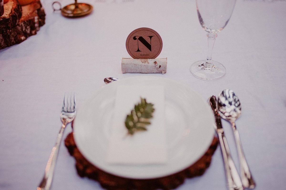 Salle de banquet préparée dans un hôtel avec cloisons